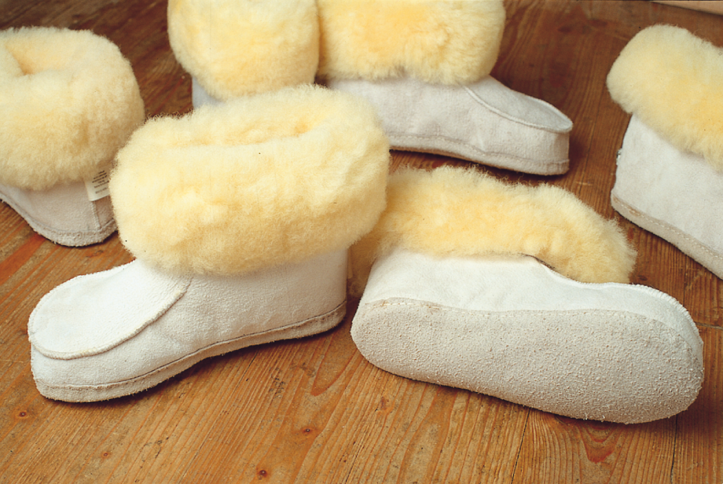 Mehrere Finkhof Fellschuhe für Damen aus Süddeutschland relugan-gegerbt