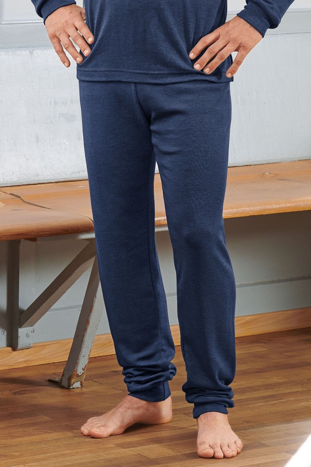 Person trägt marineblaue Schalfanzughose aus bio Wolle (kbT) und Seide