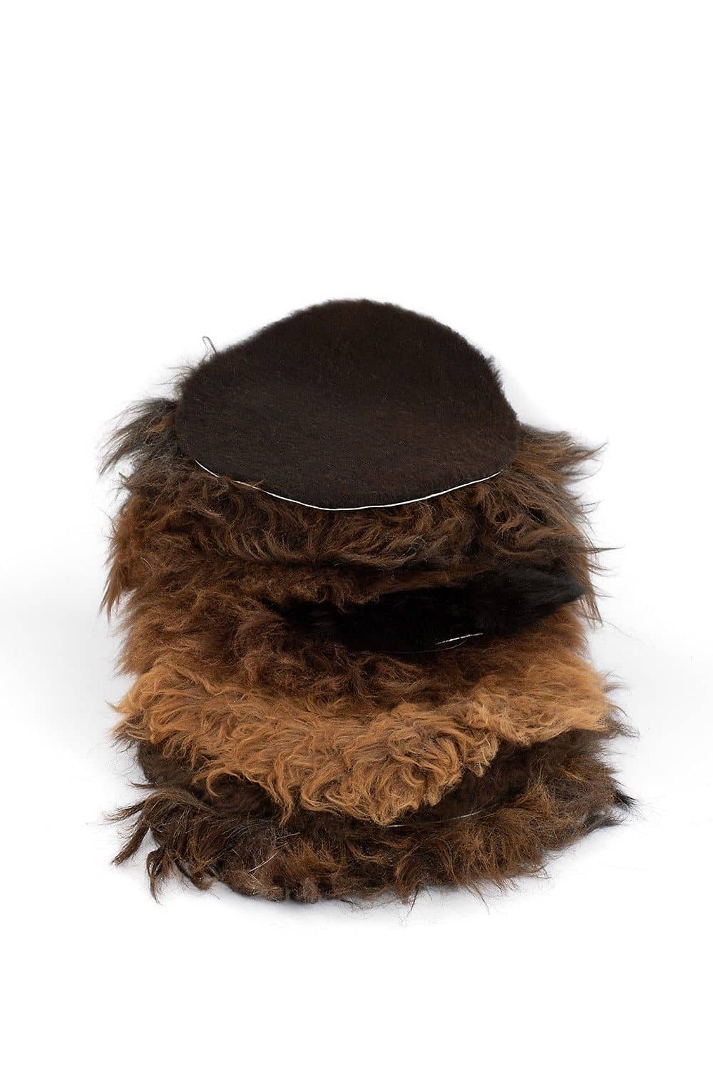 Stapel runde zweite Wahl Stuhlauflagen aus pflanzlich gegerbtem Schaffell vom Finkhof in braun