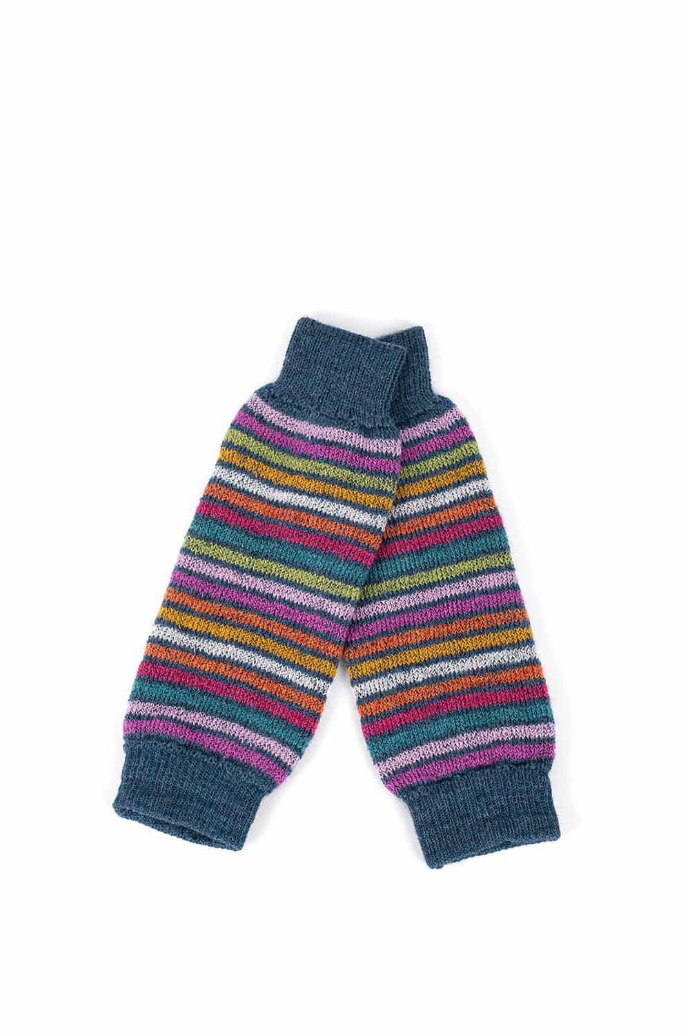 Paar bunt gestreifte Kinder Beinstulpen aus bio Wolle (kbT) auf weißem Untergrund überkreuzt übereinander gelegt