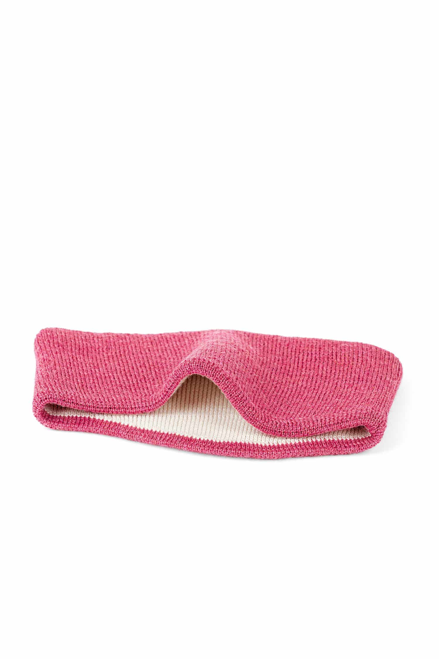 warmes fuchsiafarbenes Stirnband vom Finkhof aus bio Wolle (kbT) vom Finkhof auf weißem Untergrund