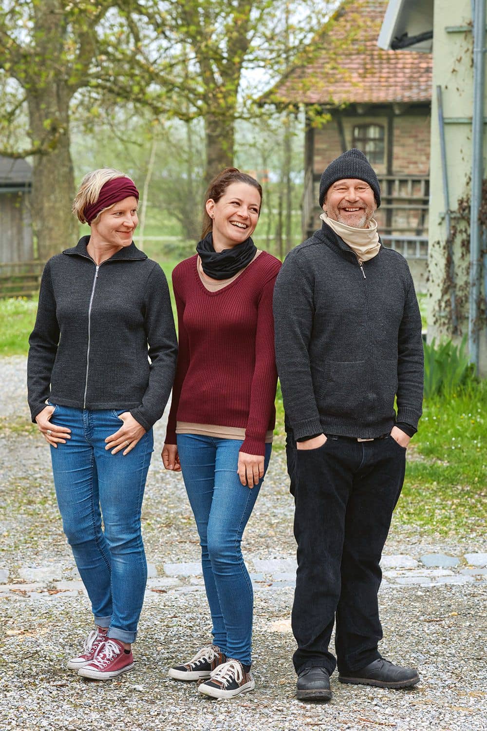 Sportschal Loop Sportschal aus bio Wolle (kbT) und Seide getragen in allen 3 Farben auf Ganzkörpergruppenbild von Mann und Frau