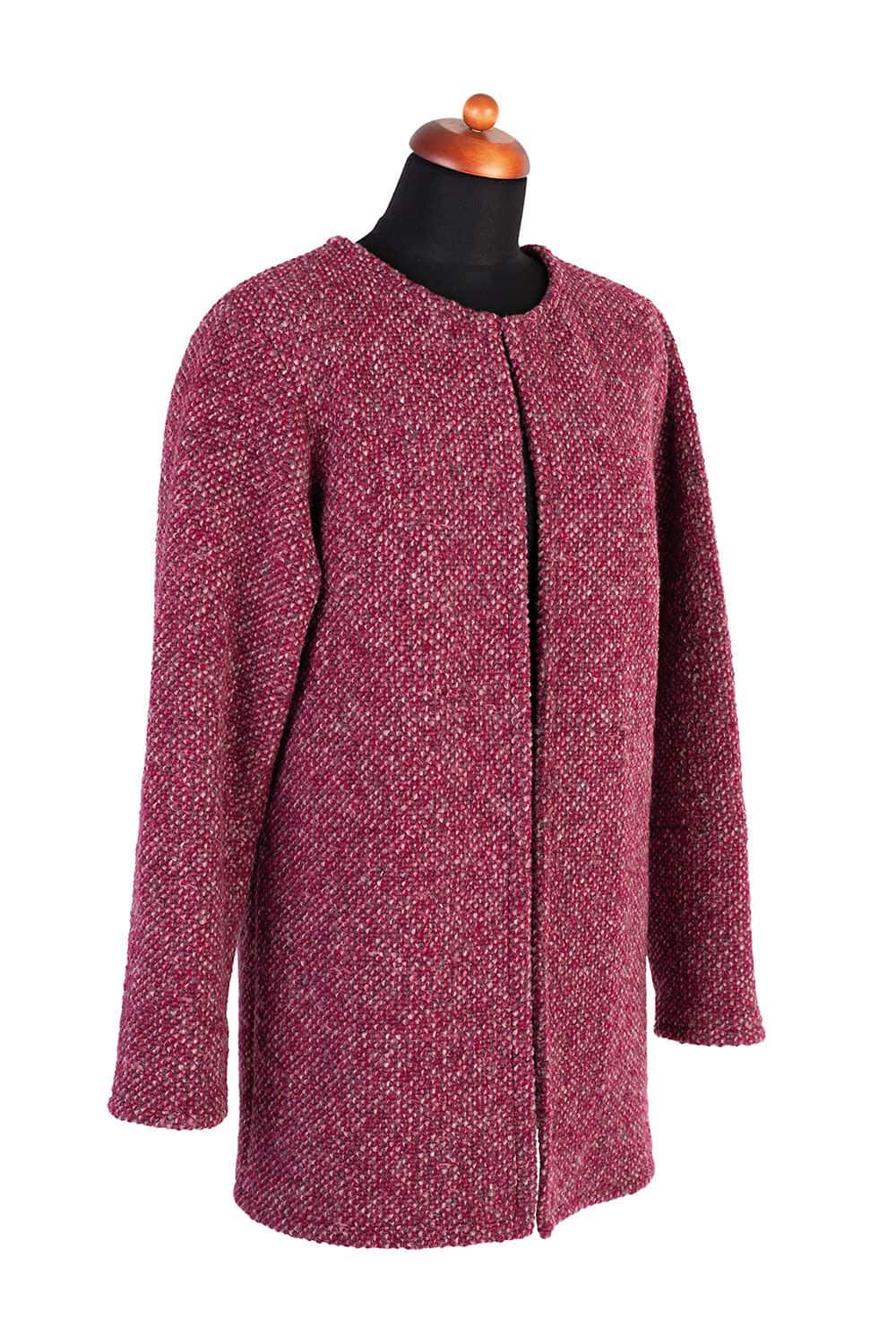 Strukturstrick genähte Jacke aus rotmeliertem Strukturstrick auf Schneiderpuppe, weißer Hintergrund