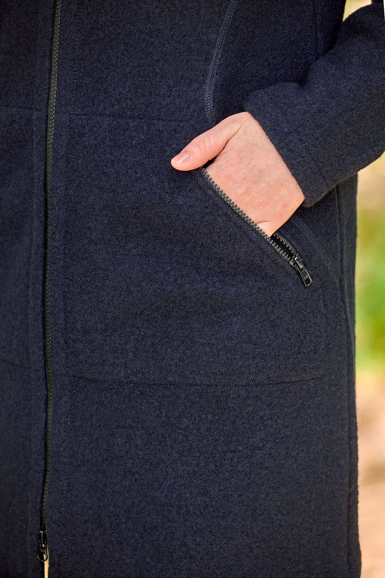 Detailansicht der Taschen des marineblauen Wollmantel