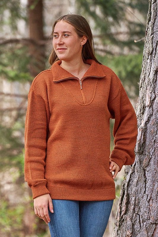 Frau steht neben Baum und trägt Troyer mit Reißverschluss aus bio Wolle (kbT) vom Finkhof in terra