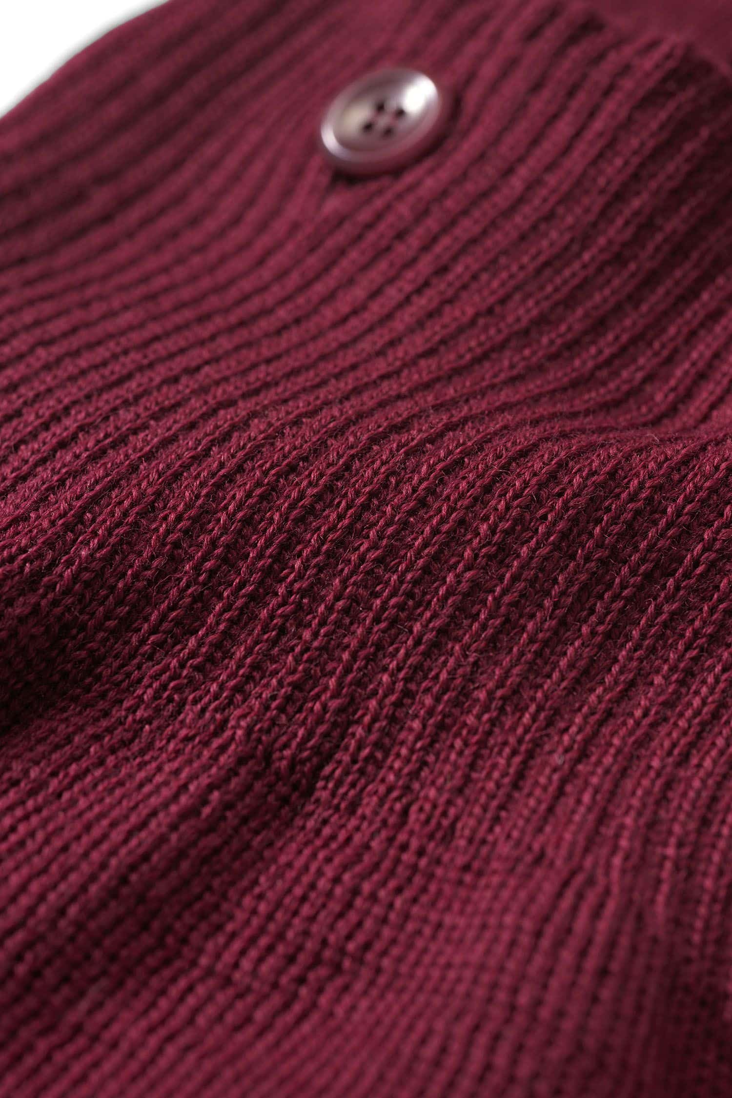 Nahaufnahme der Struktur der burgunderroten Strickhose aus bio Merinowolle (kbT)