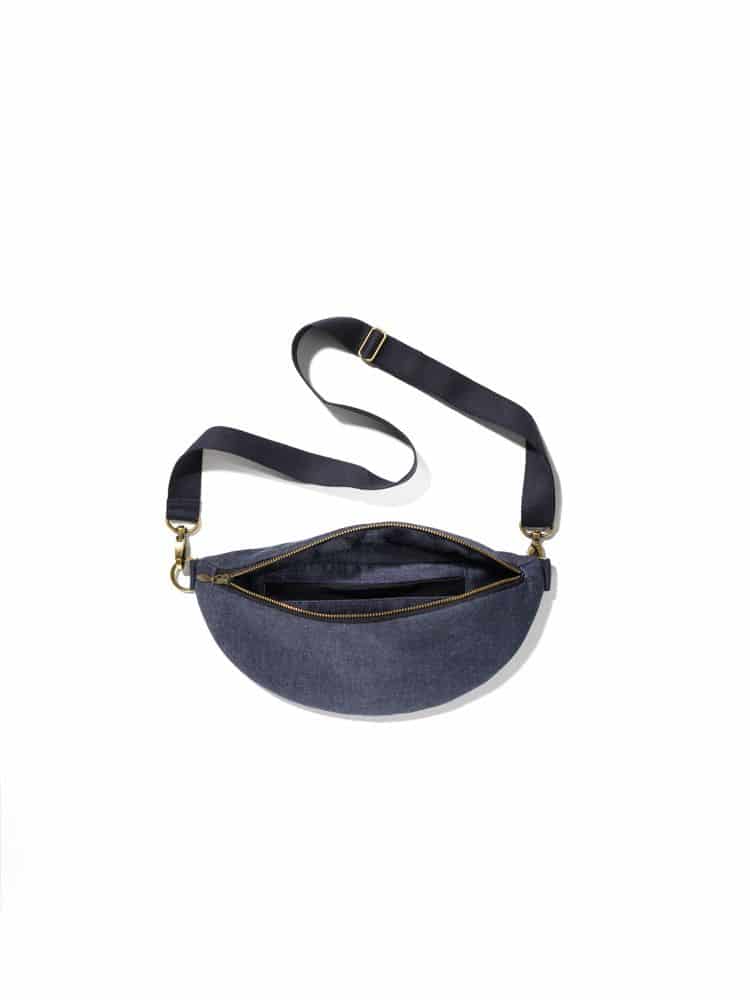 blaue geöffnete Hüft- und Schultertasche aus bio Baumwolle (kbA) vom Finkhof, Freisteller