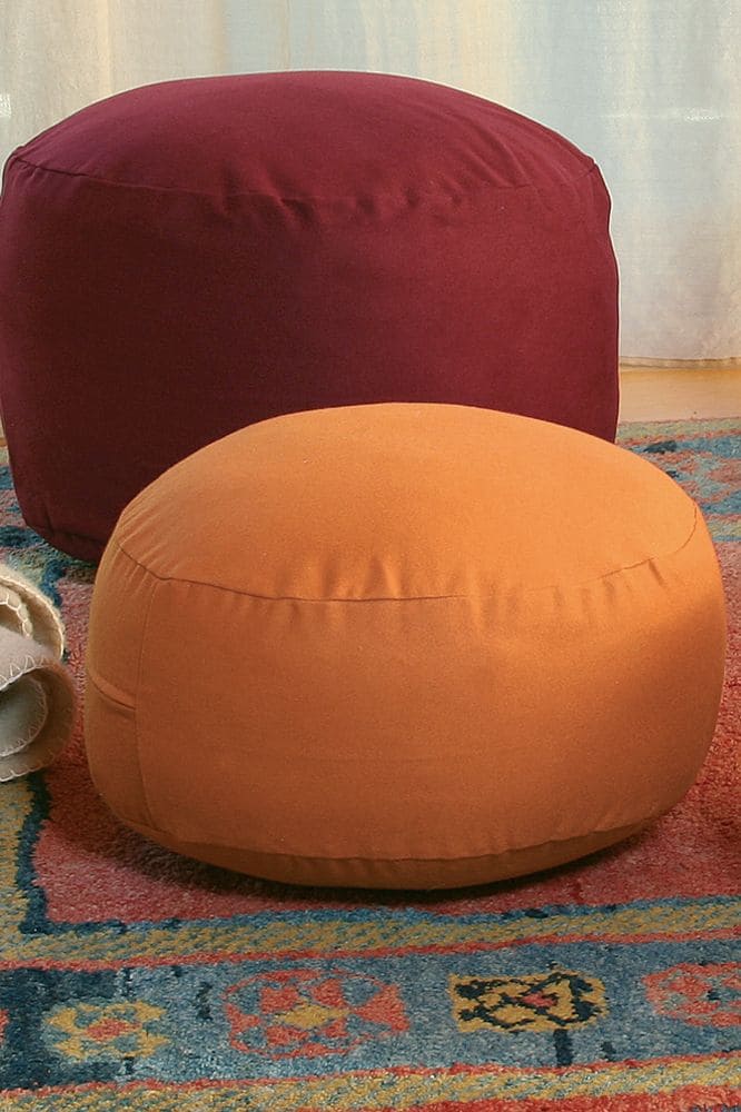 rotes und oranges rundes Sitzkissen vom Finkhof aus bio Wolle (kbT), Baumwolle (kbA) und Naturkautschuk