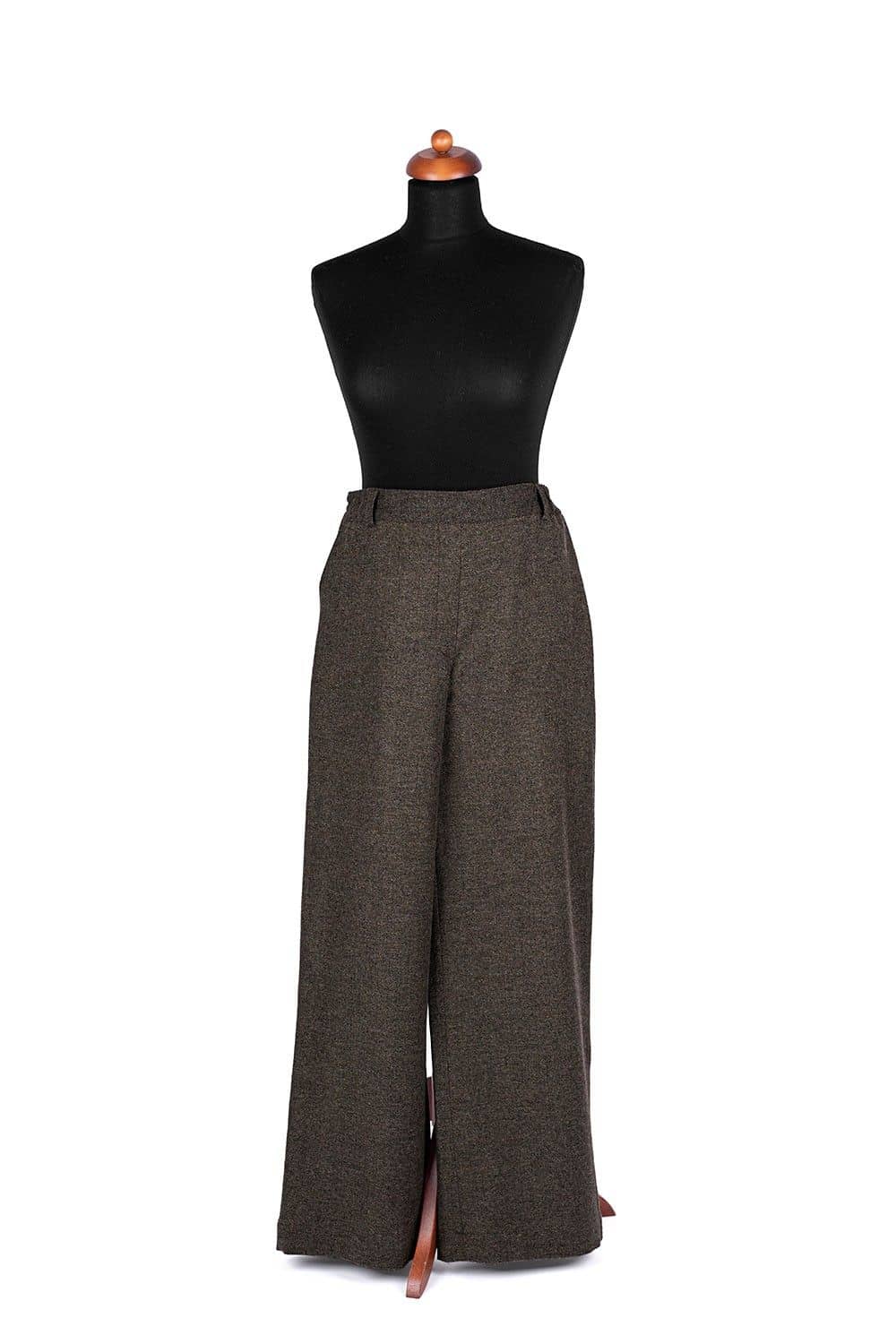 weite braunmelierte Wollhose aus bio Wolle (kbT) vom Finkhof an einer Schneiderpuppe