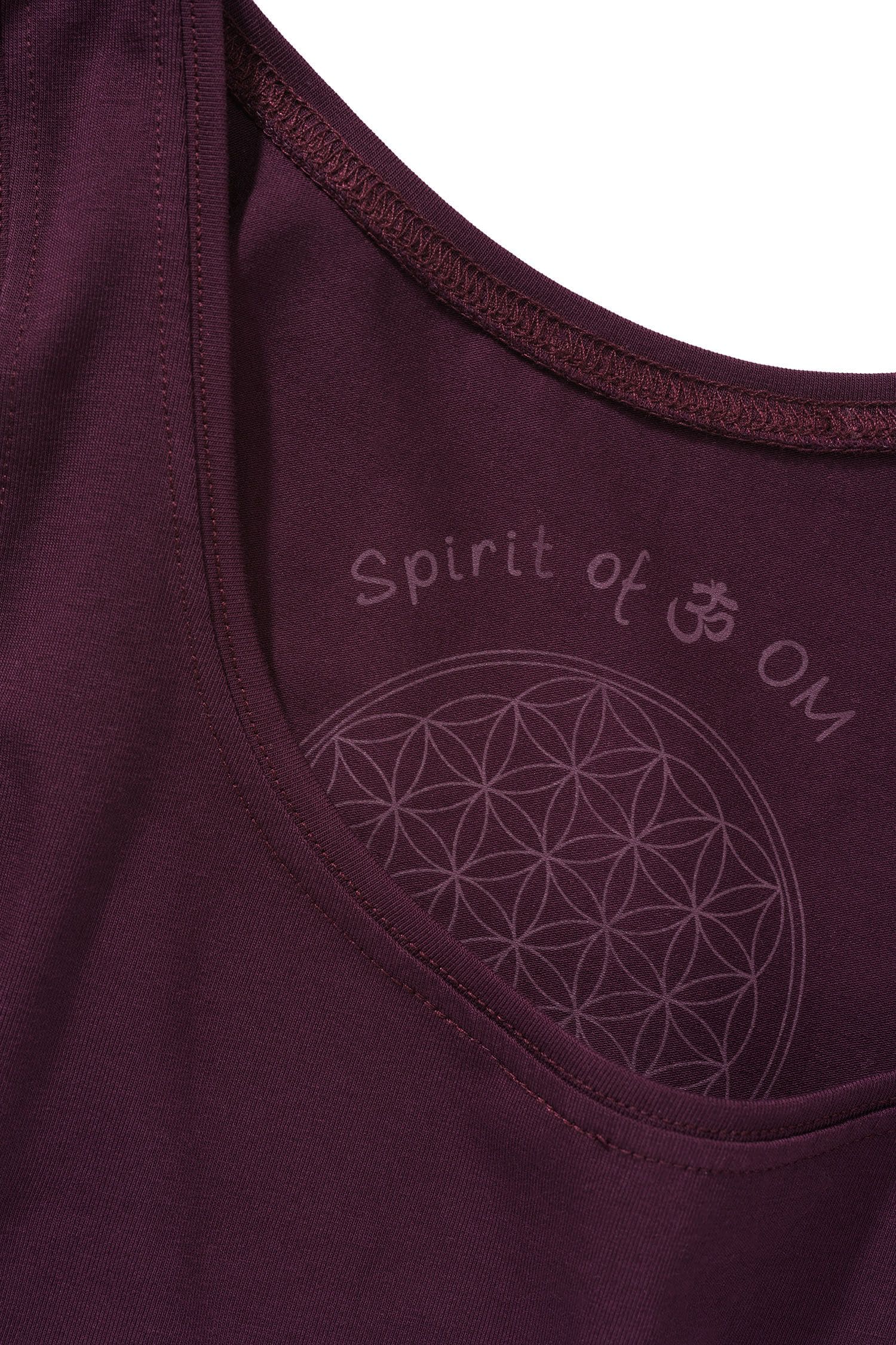 Detailaufnahme vom Kragen des auberginefarbenen Yoga Tops aus bio Baumwolle (kbA) und Elasthan