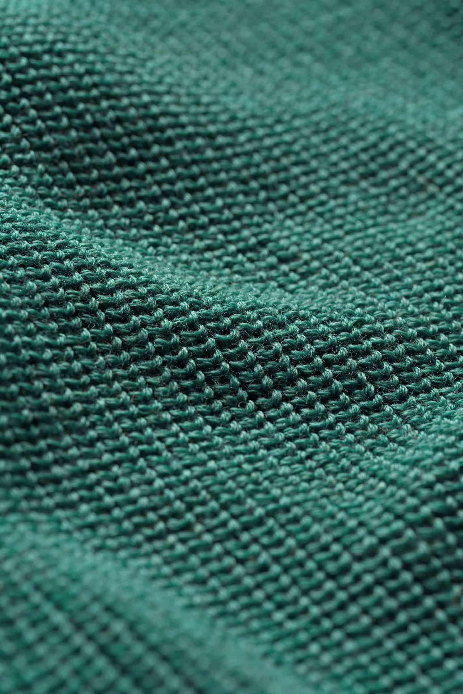 Nahaufnahme vom Strickmuster des petrolfarbenen Pullunder aus bio Wolle (kbT) vom Finkhof