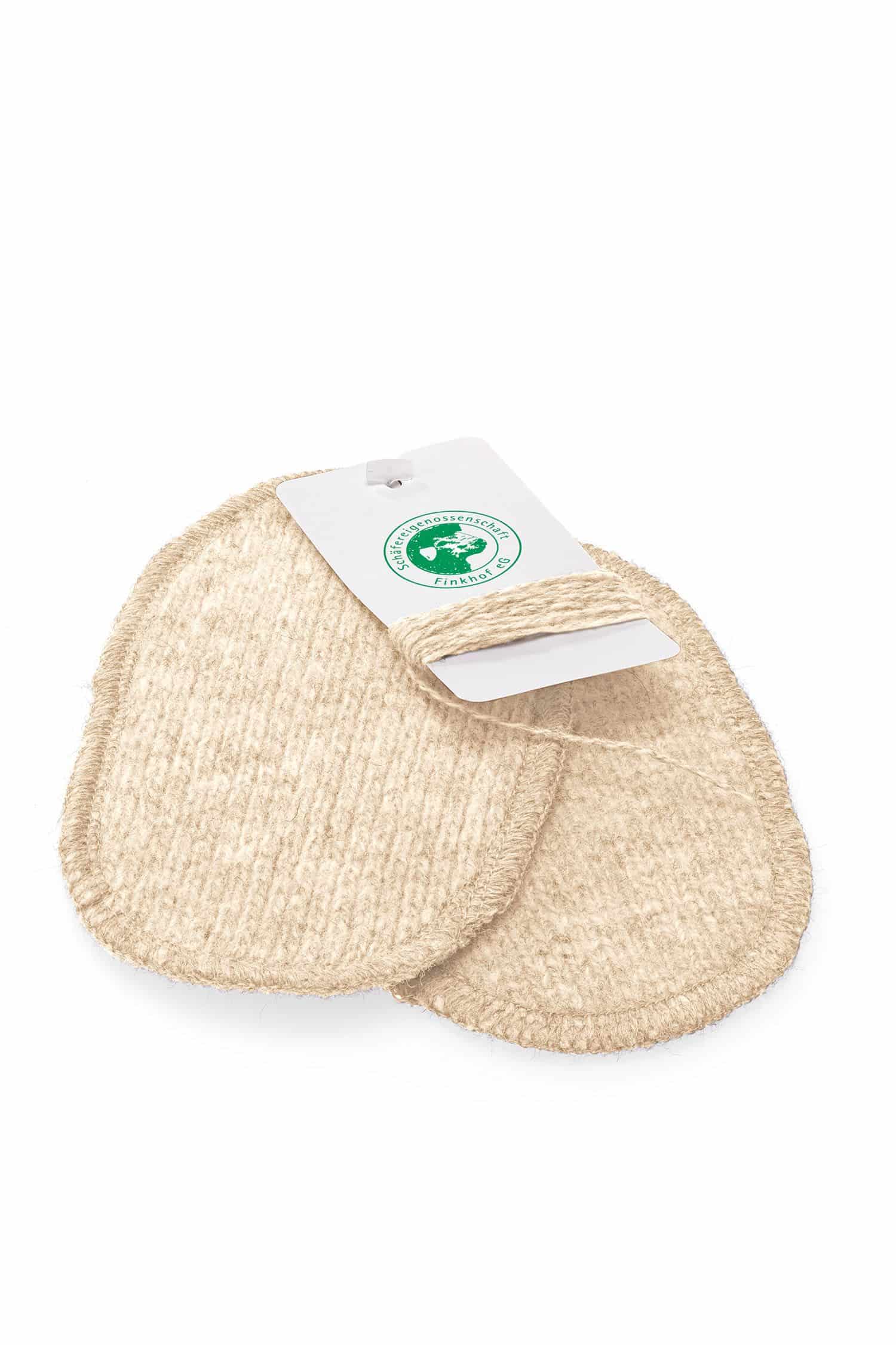 ein Paar naturweiße Ellenbogenpatches aus bio Wolle (kbT) vom Finkhof, Freisteller