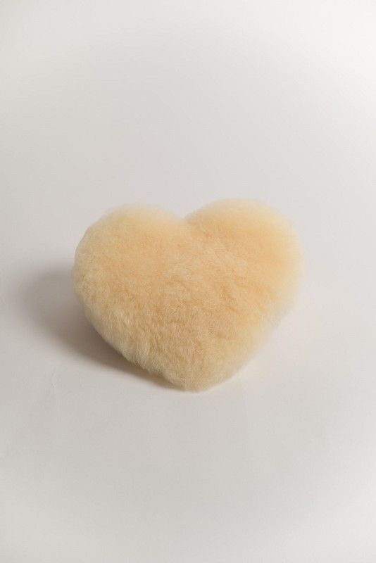 gelbliches Finkhof Herzkissen aus relugan gegerbtem Schaffell, Freisteller