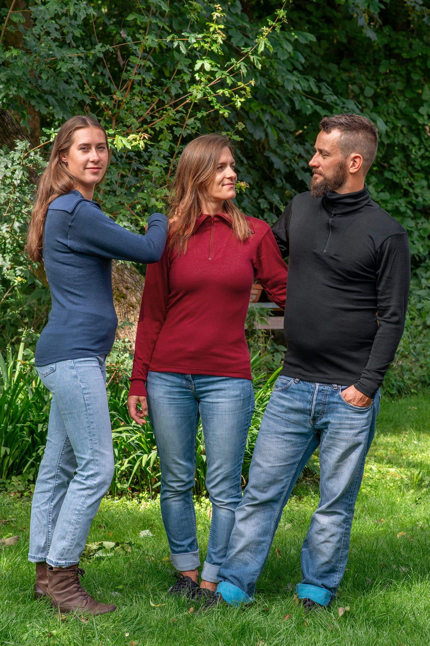 Sportrolli unifarbene Sportrollis aus bio Wolle (kbT) und Seide für Mann und Frau getragem mit Jeans in Garten