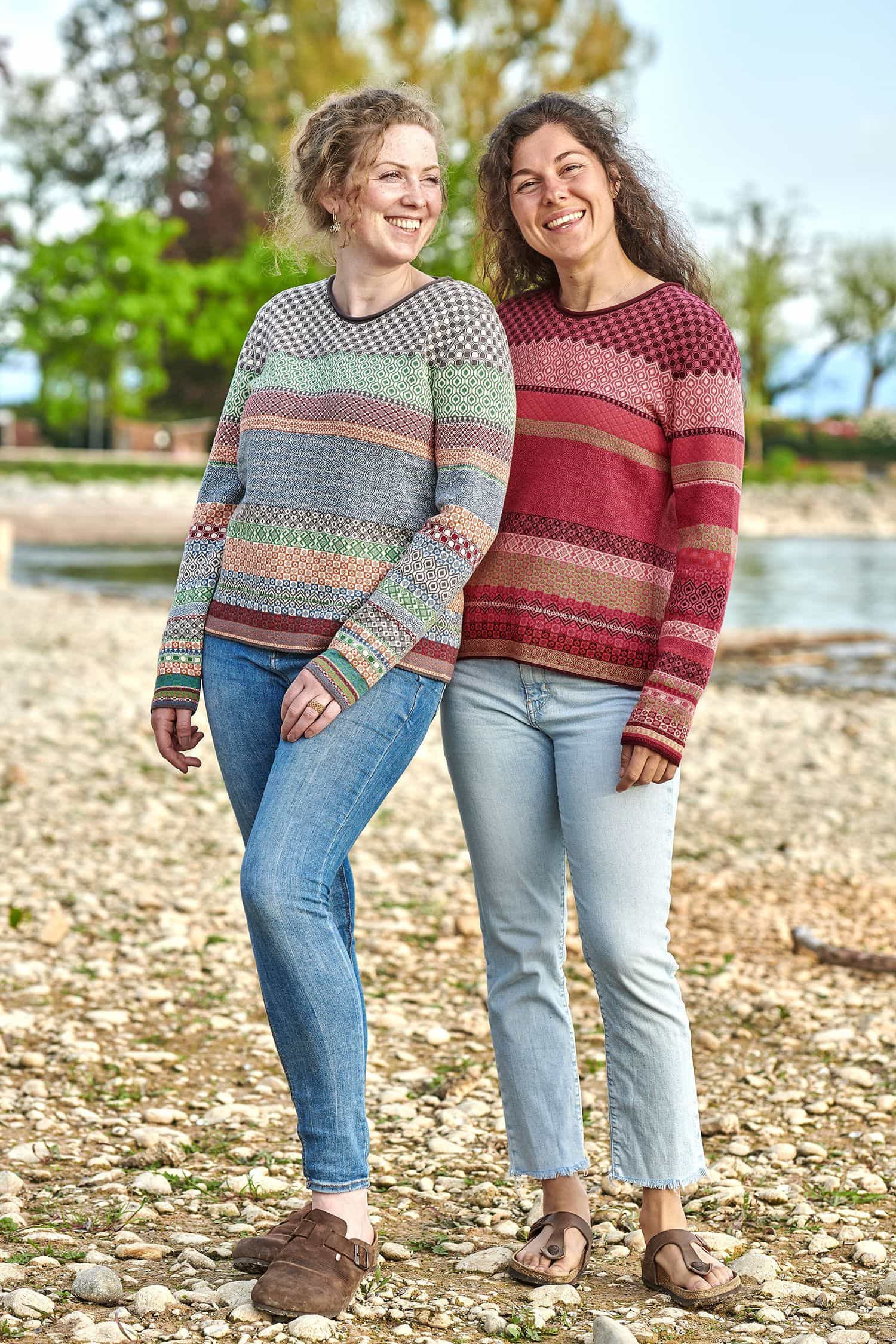Baumwoll-Damen-Strickpullover Frauen tragen Jeans und buntgemusterte Strickpullis aus bio Baumwolle (kbA)