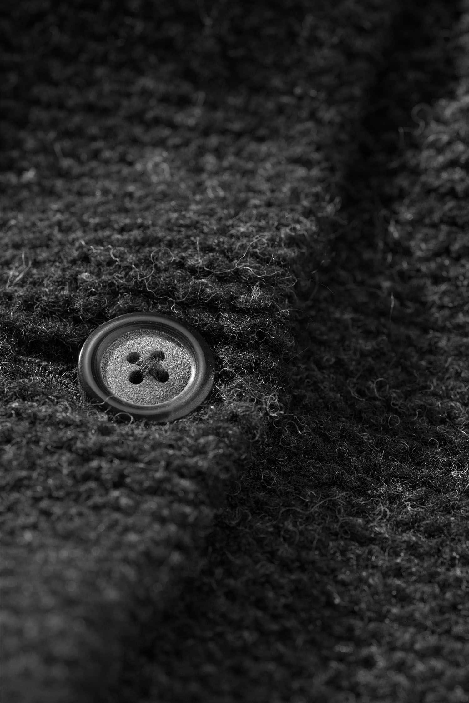 Nahaufnahme der Knöpfe der anthrazitgrauen Strickjacke aus bio Wolle (kbT) vom Finkhof