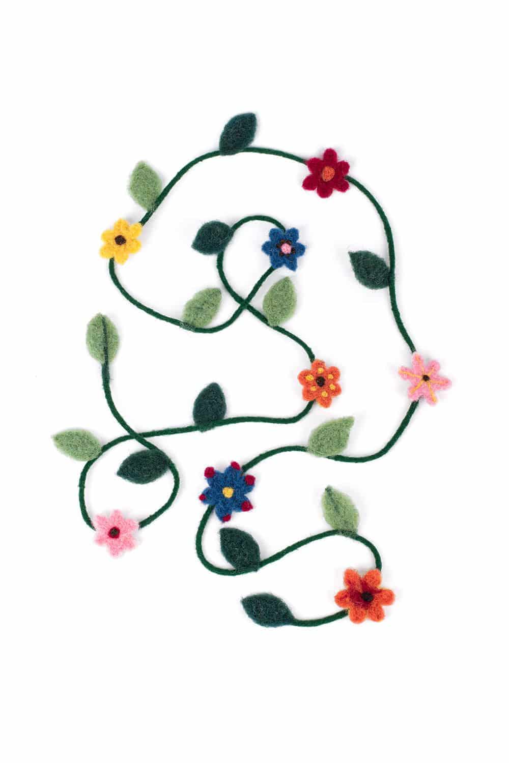 Filzblumenranke aus Bastelset vom Finkhof mit bio Wolle (kbT) , Freisteller