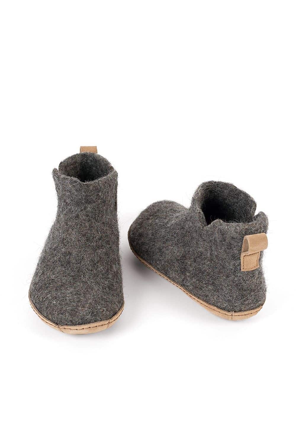 graue Filzstiefel mit einer Sohle aus Rindsleder, Kork und Wolle, Freisteller von hinten und vorne