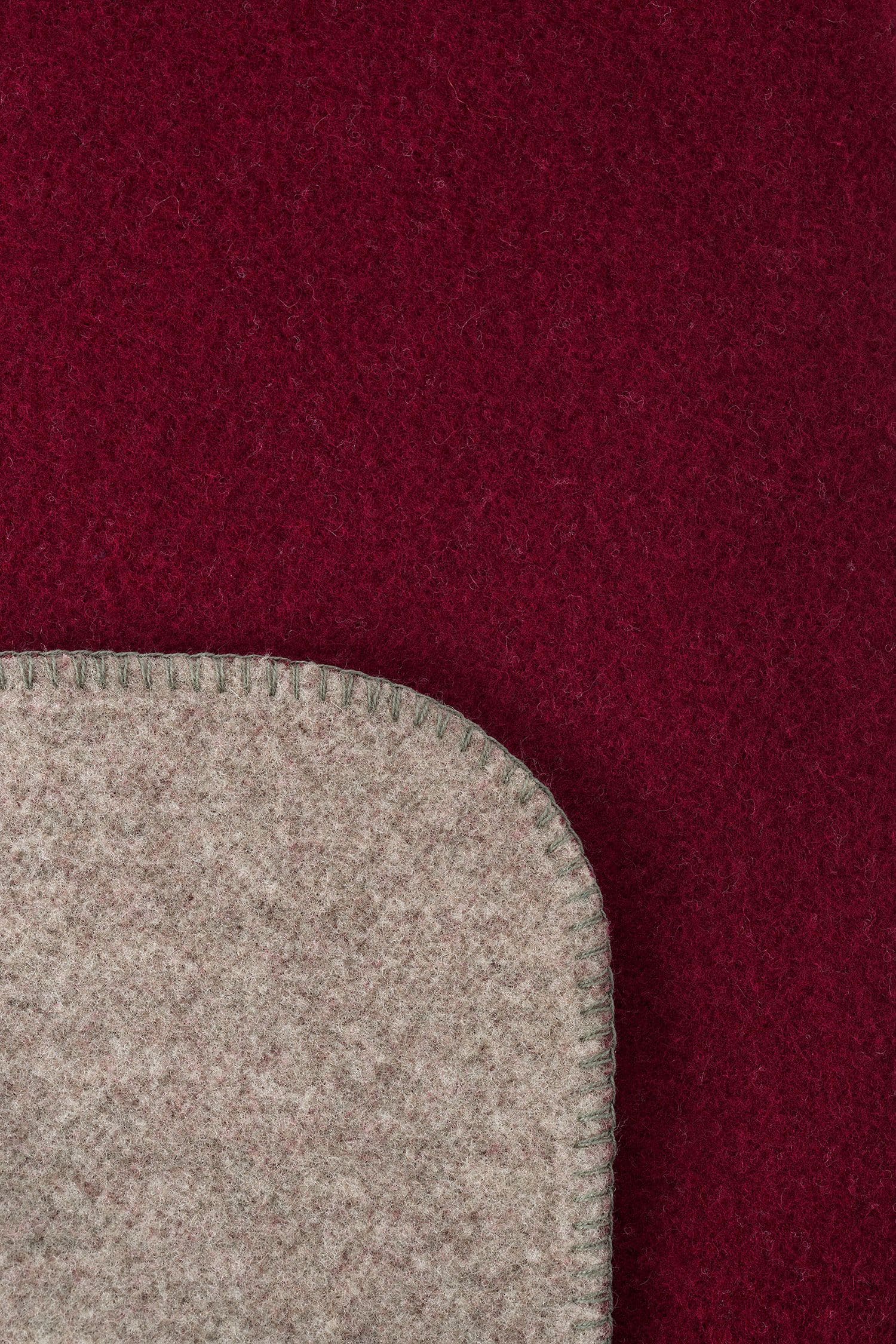 burgunderrote/ graue Finkhof Doubleface Wolldecke aus bio Wolle (kbT) vom Merinolandschaf, Nahaufnahme