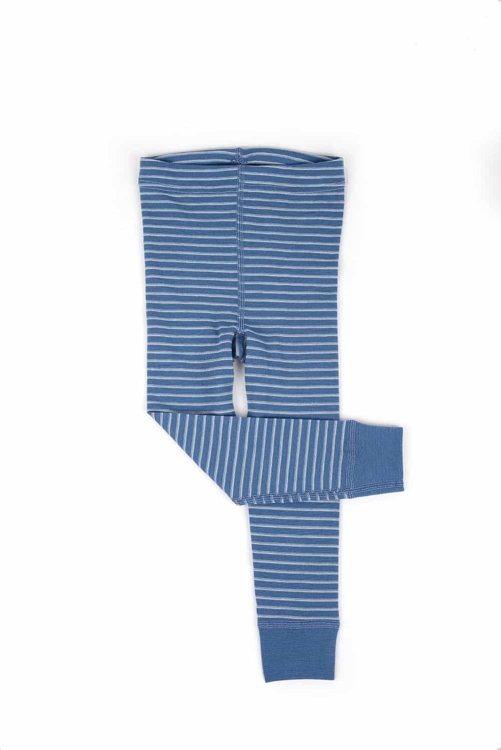 lange blau weiß geringelte Wollunterhose aus bio Wolle (kbT), Freisteller mit überschlagenem Bein