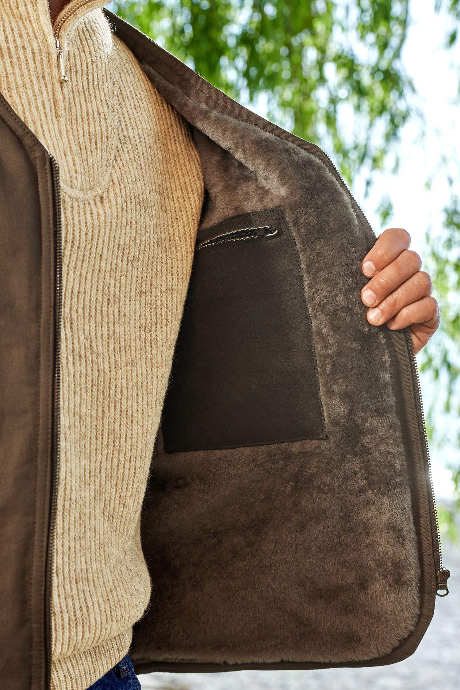 kuschelige Fellinnenseite von brauner Fellweste aus bio Baumwolle (kbA) und Fell vom Finkhof