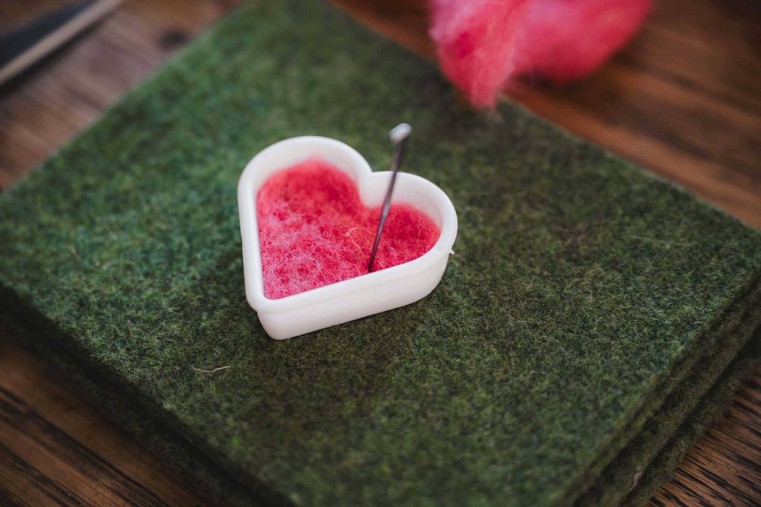 filzen der pinken Filzherzen aus der Finkhof Märchenwolle