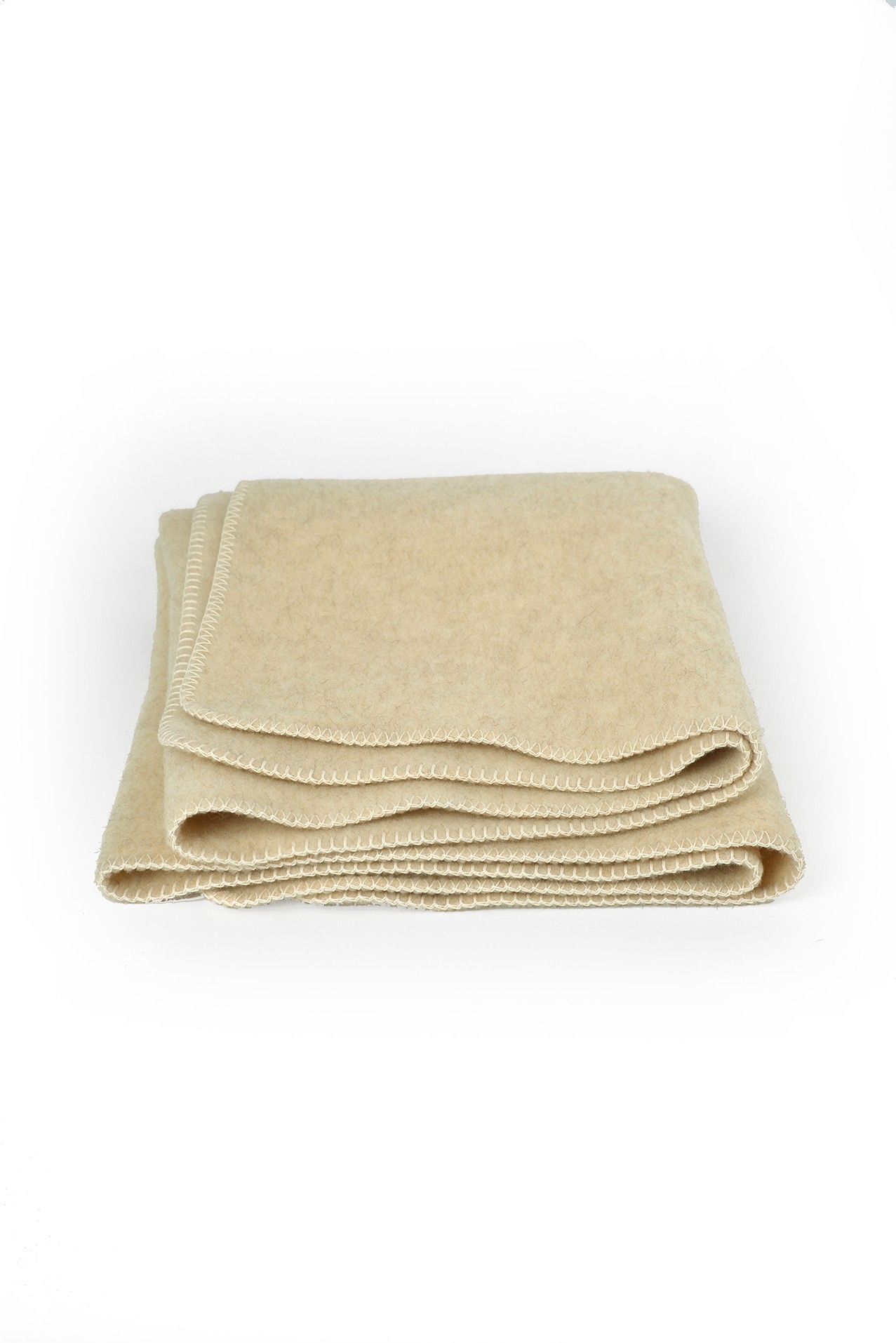 beige Wolldecke aus bio Wolle (kbT) vom Coburger Fuchsschaf vom Finkhof, Freisteller