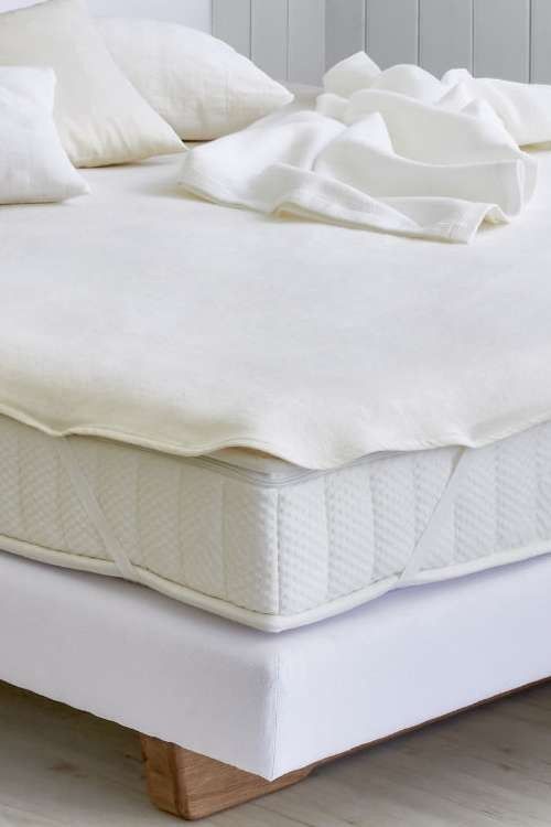 weiße Moltonauflage aus bio Baumwolle (kbA) auf einer Matratze