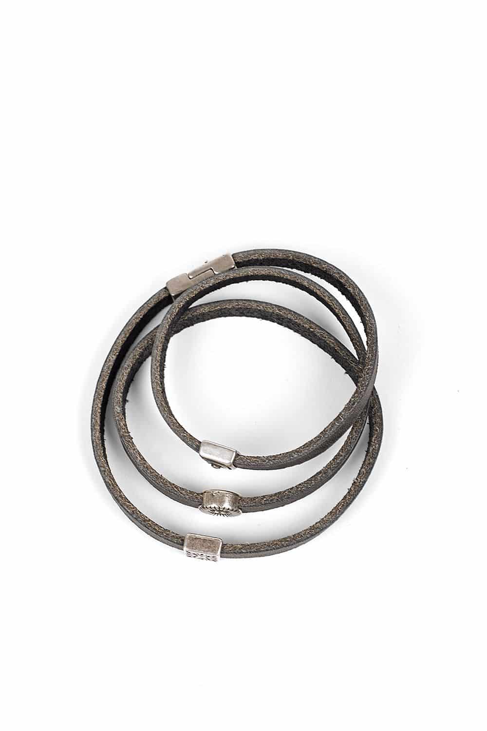 graues Lederarmband mit silbernen Details, Freisteller