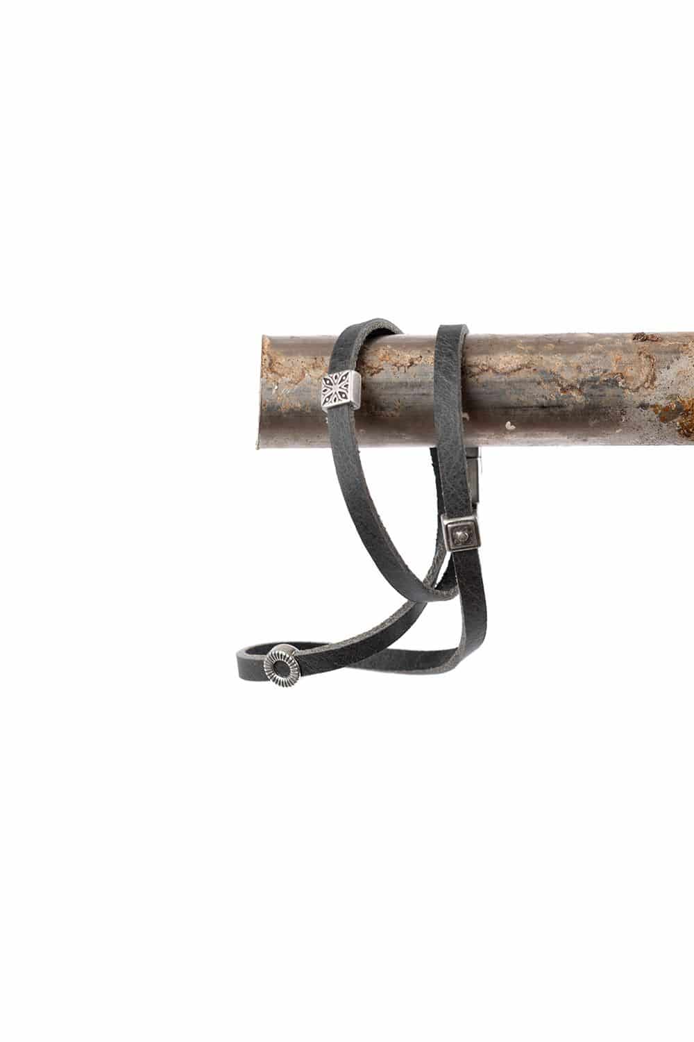 schwarzes Lederarmband auf Metallstange
