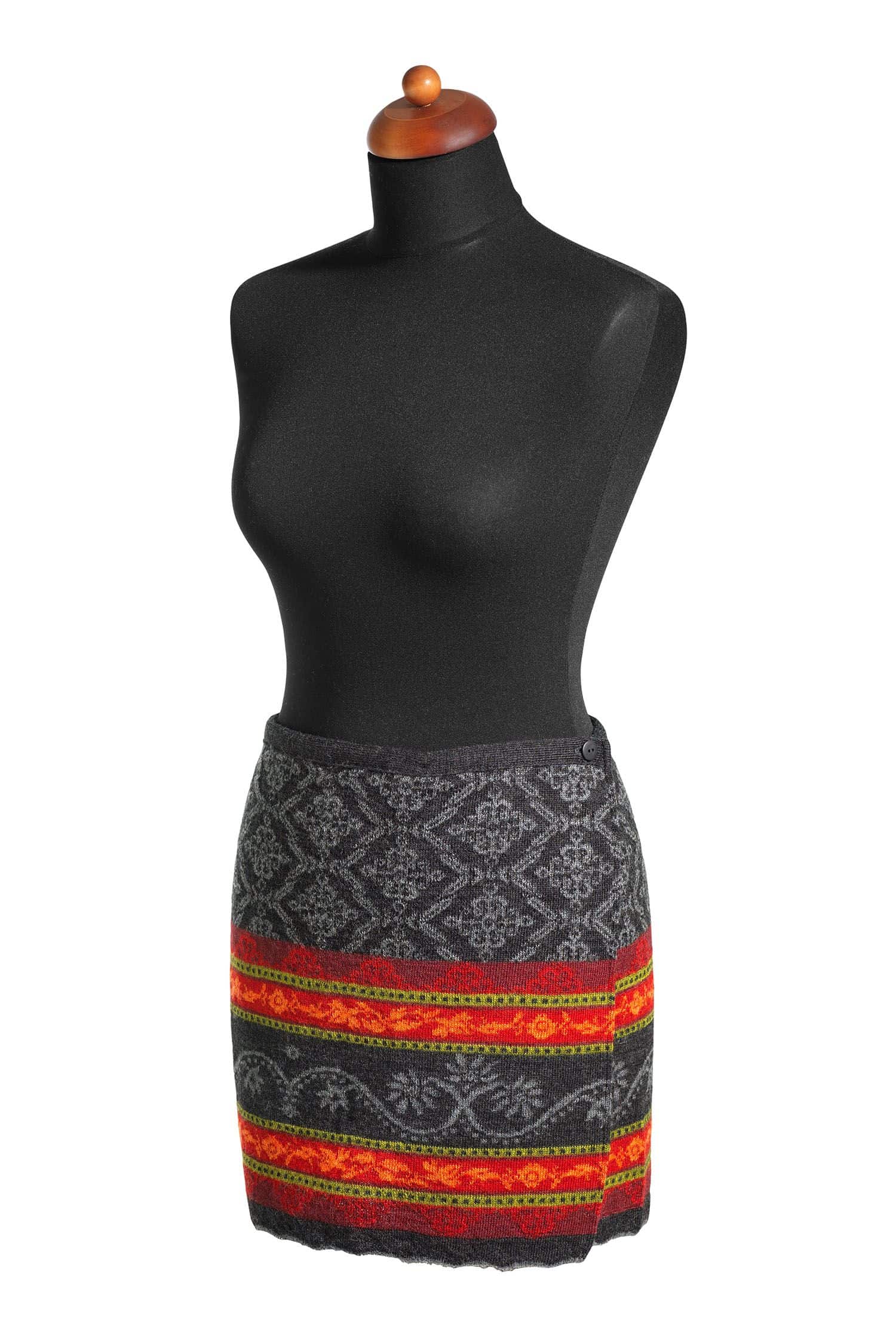 gemusterter Cacheur ,,Gewitter" in grau, rot und orange aus bio Wolle (kbT) an einer Schneiderpuppe