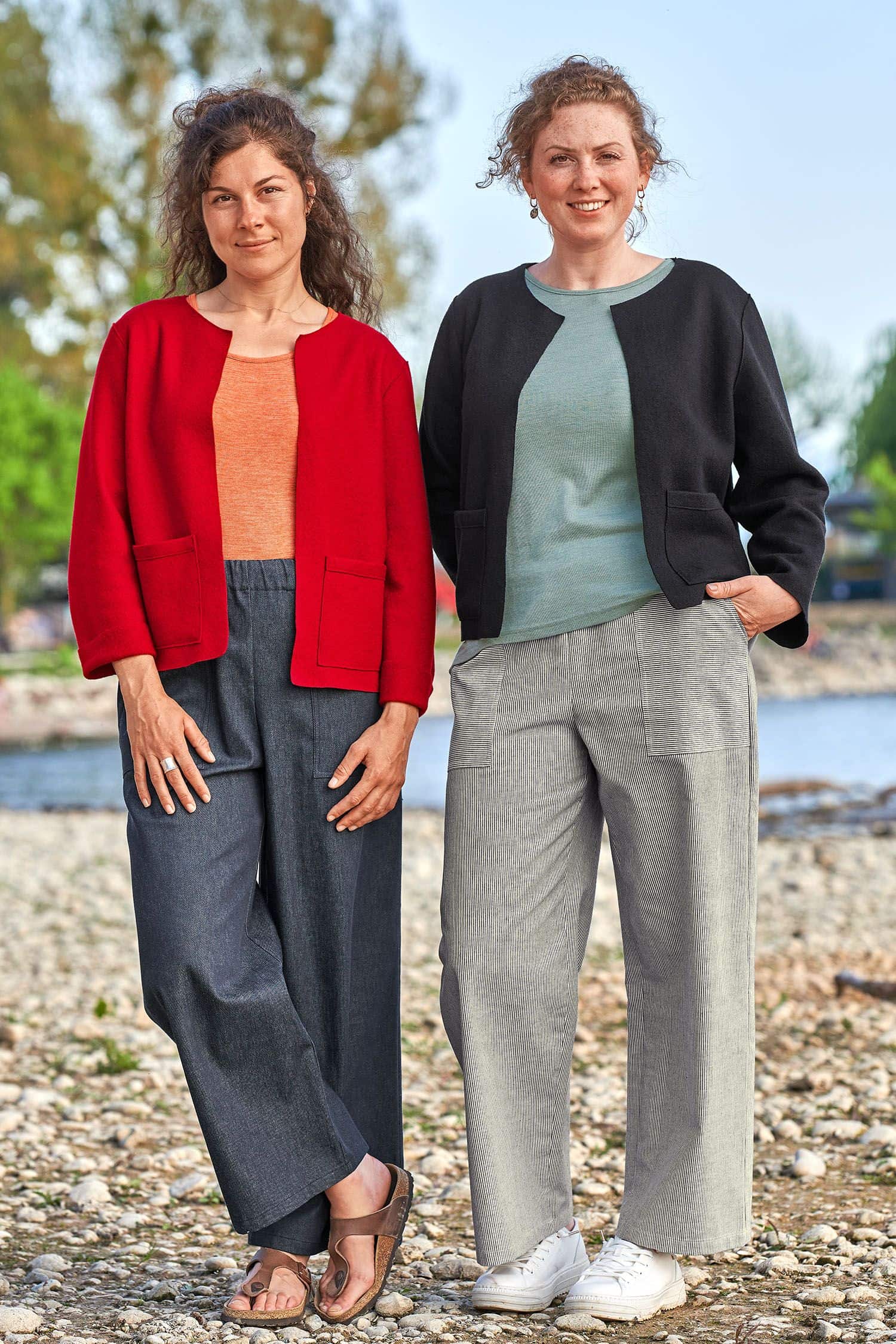 Damen-Kurzjacke aus Feinstrick Frau mit weiten Hosen und einfarbigen Shirts tragen Kurzjacken aus bio Wolle (kbT) vom Finkhof