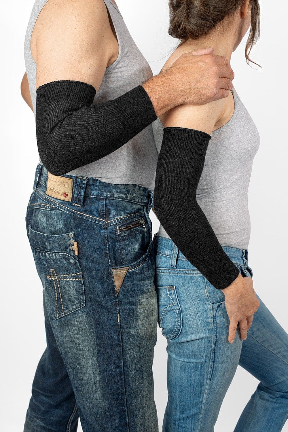 Models tragen Jeans, Top und schwarze Ellbogenwärmer aus bio Wolle (kbT), Seide, Baumwolle und Elasthan