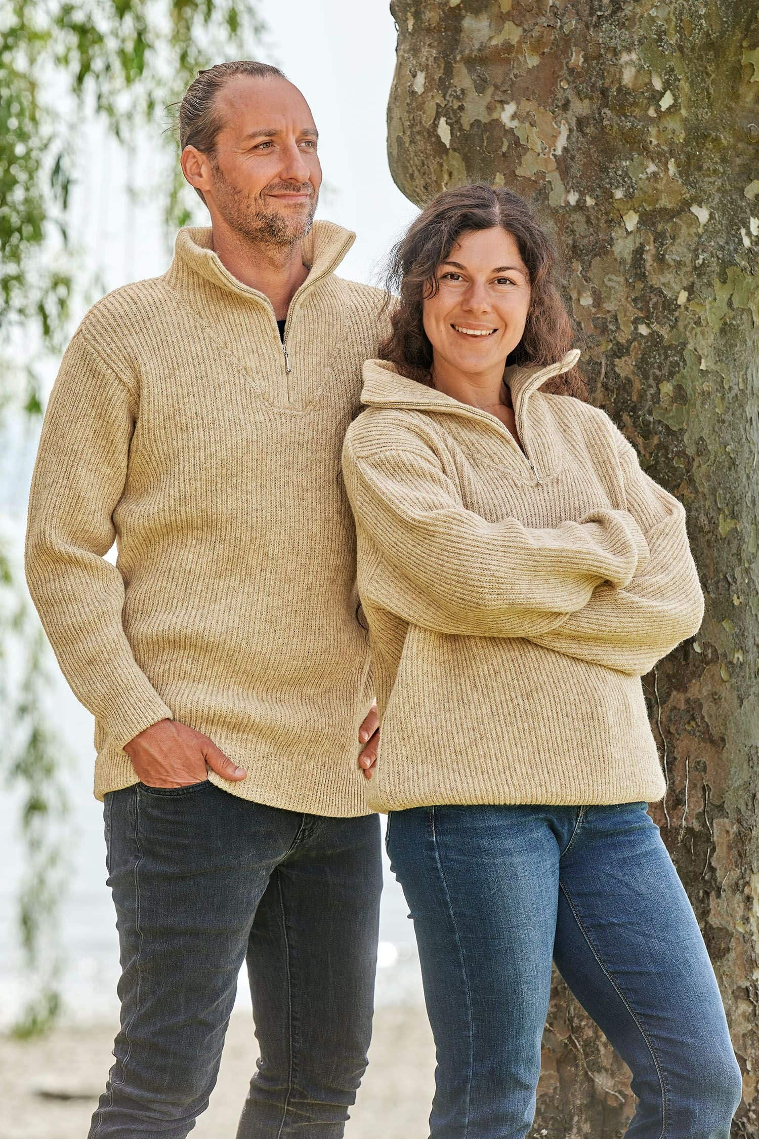 Finkhof-Troyer aus Fuchsschafwolle beige Gr. M Mann und Frau tragen beige Finkhof Troyer aus bio Wolle (kbT) vom Coburger Fuchsschaf