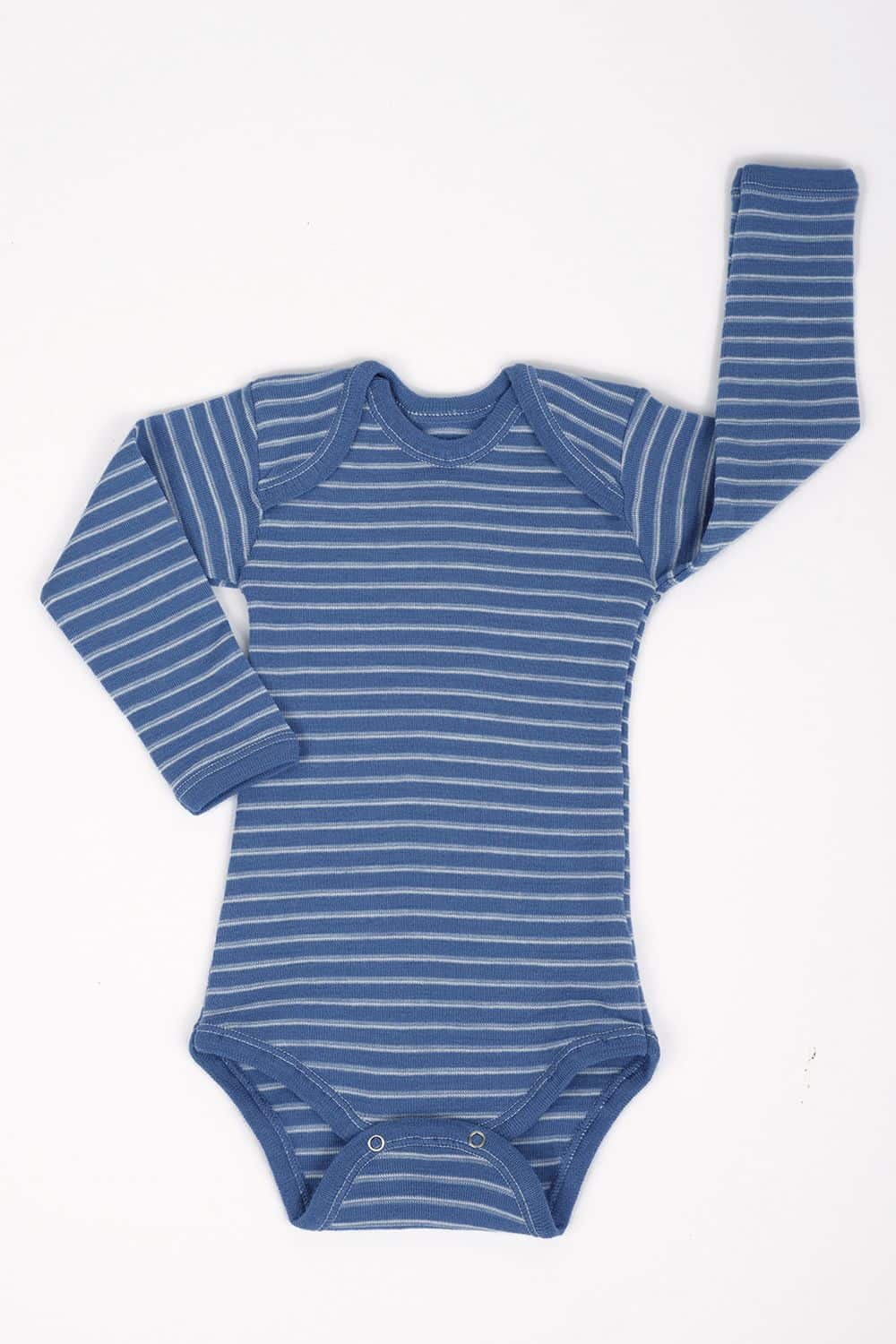 Geringelter Woll-Body Langarm blau/naturweiß blau weiß geringelter Body aus bio Wolle (kbT) mit Schlupfausschnitt, Freisteller von vorne