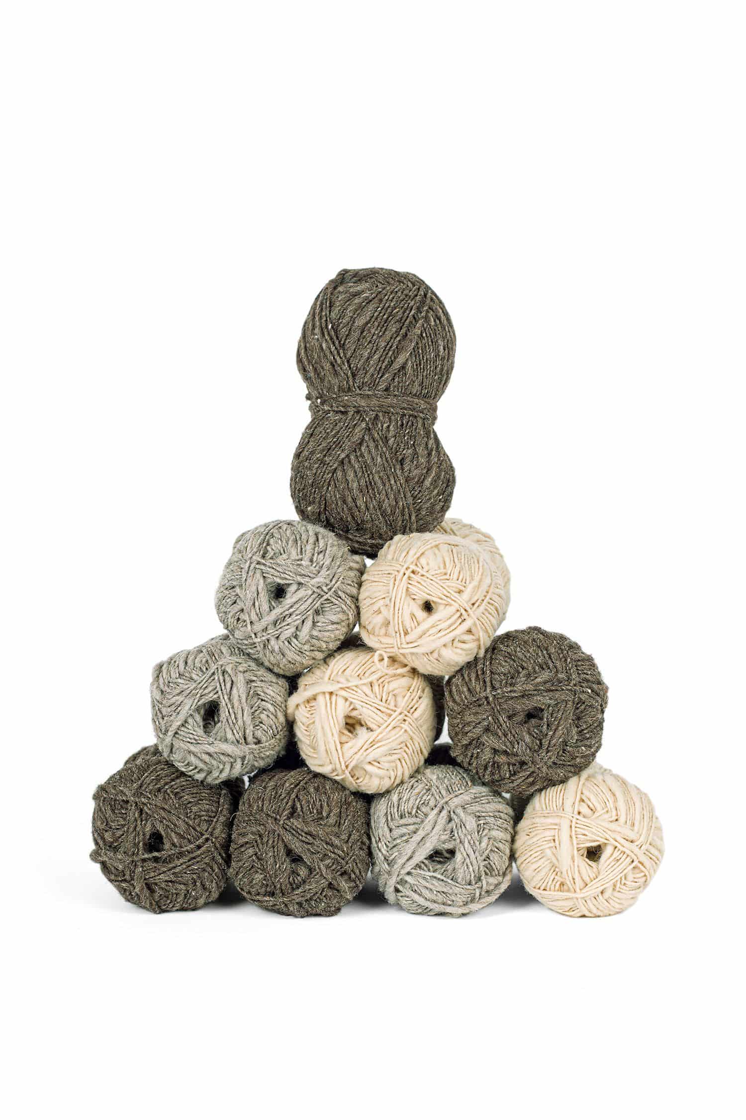 Finkhof Flammengarn Finkhof Flammengarn in verschiedenen Farben aus bio Wolle (kbT) in Knäulen zu einer Pyramide aufgestapelt