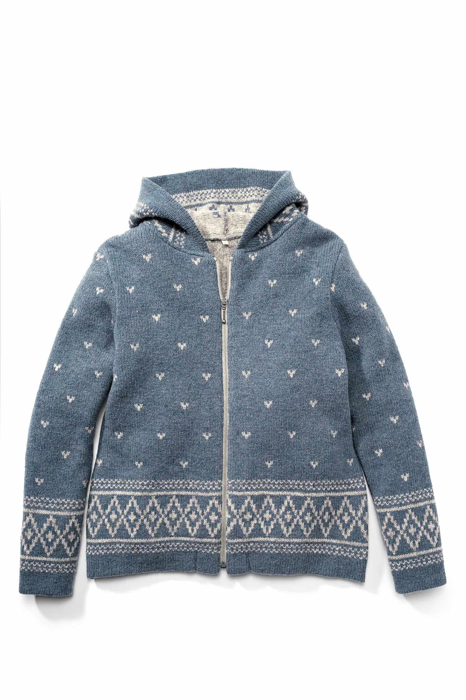 rauchblaue Kapuzenjacke aus bio Wolle (kbT) vom Finkhof mit Norwegermuster, Freisteller