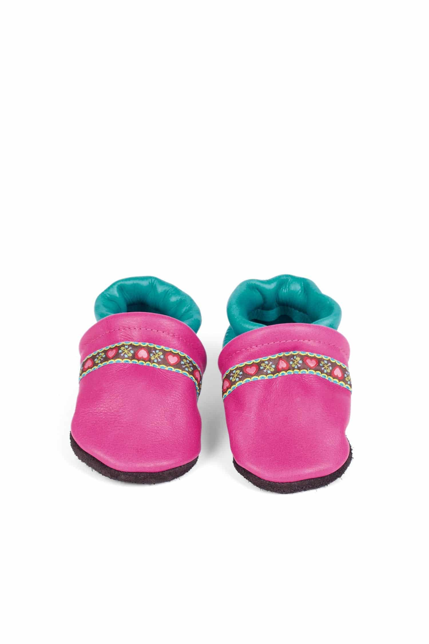 pinke Lederpatschen mit türkisen Details und gemustertem Band aus Rindsleder vom Finkhof, Freisteller von vorne
