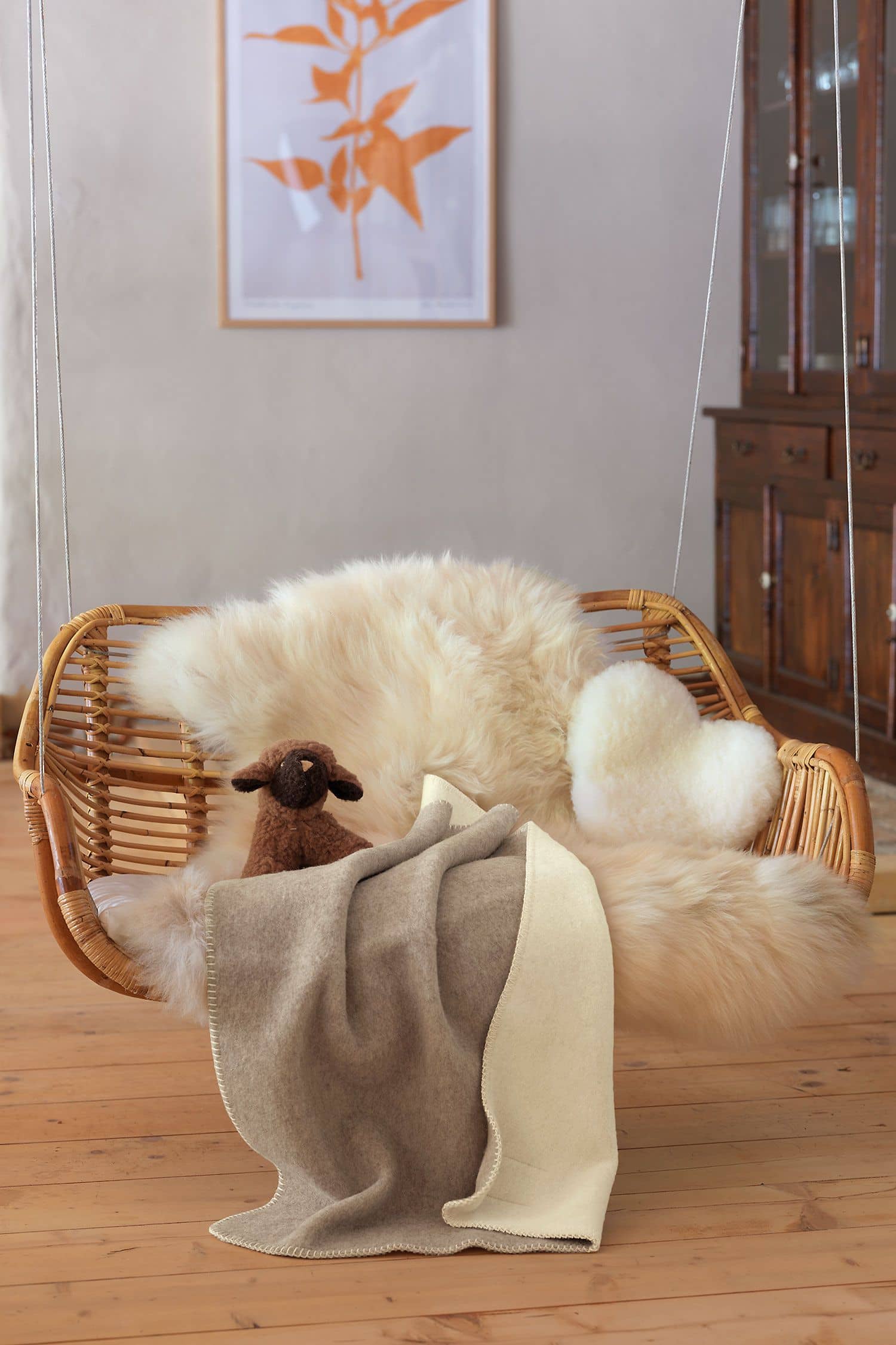 Wolldecke naturweiß/beige 100 x 150 cm Korbschaukel mit Fell und naturweißer/beiger Wolldecke aus bio Wolle (kbT)