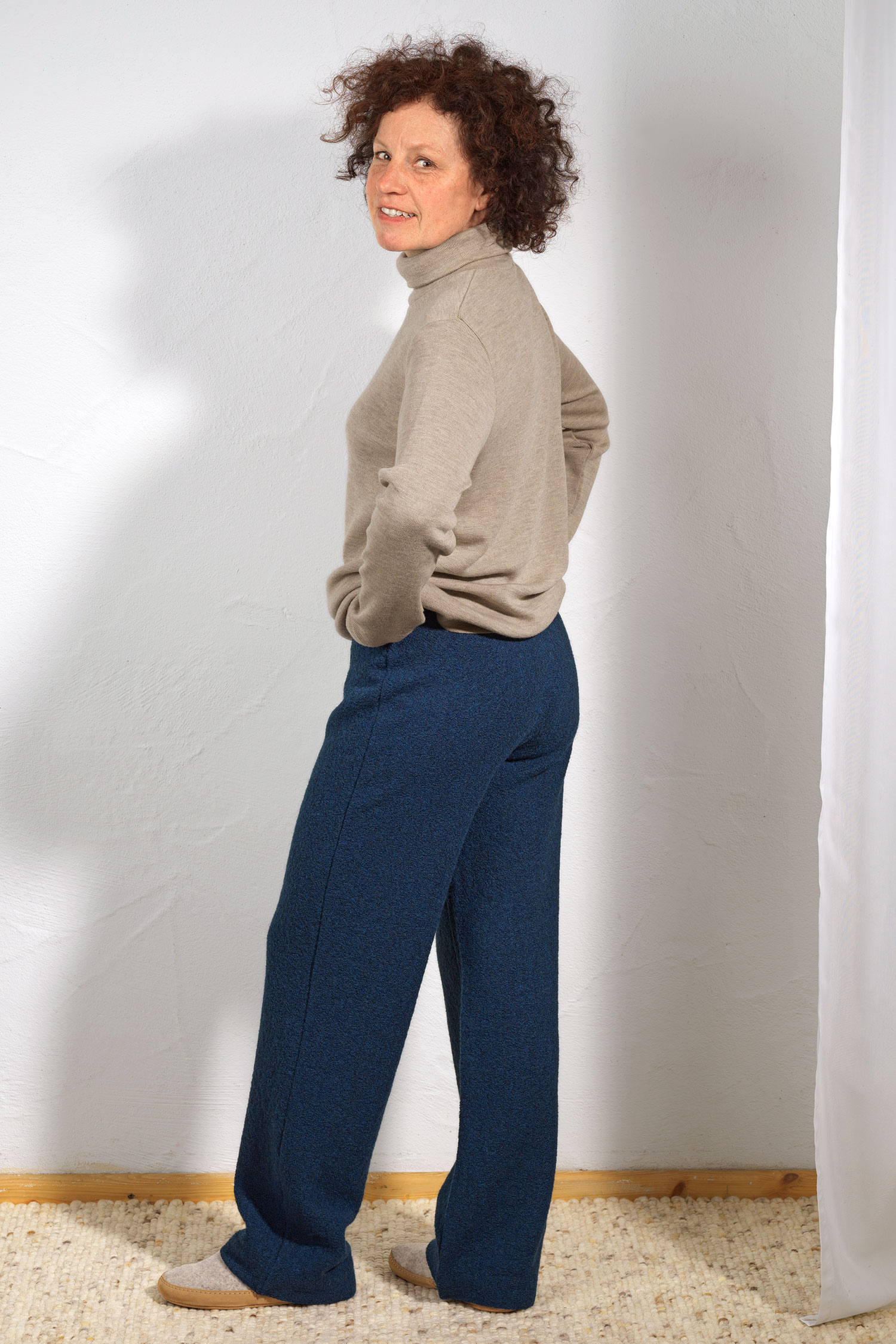 Damen-Wollkrepp-Hose aus reiner Bio-Schurwolle Frau mit braunem Pulli trägt eine weite marineblaue Wollkrepphose aus bio Wolle (kbT)