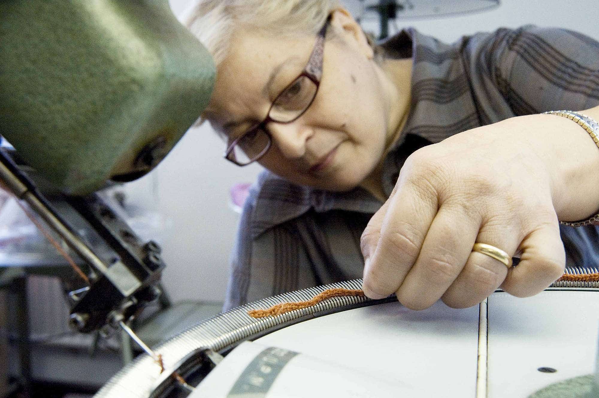 ueber-uns-unsere-wolle-strickerei-web-161 orange Finkhof Wolle wird in Strickerei verarbeitet