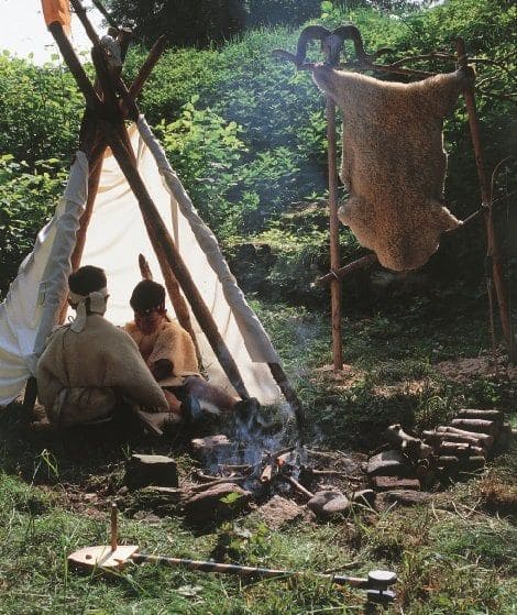 indianer-felle5cee512105f2b Kinder spielen in Tippie, daneben hängt ein Finkhof Schaffell