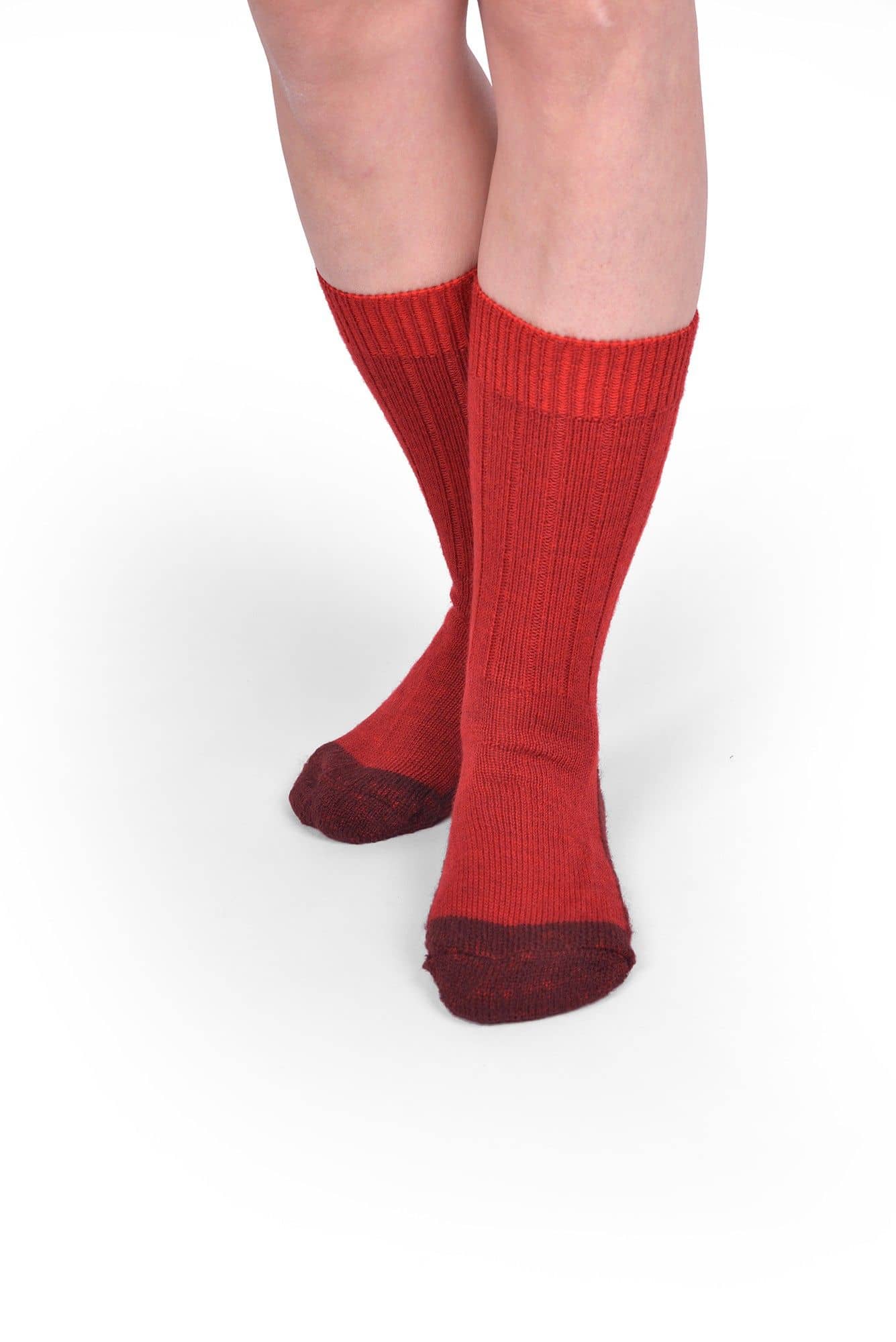 Trekking-Socken aus Bio-Schurwolle Person trägt rote Trekking-Socken aus bio Wolle (kbT) und bio Baumwolle (kbA), von vorne