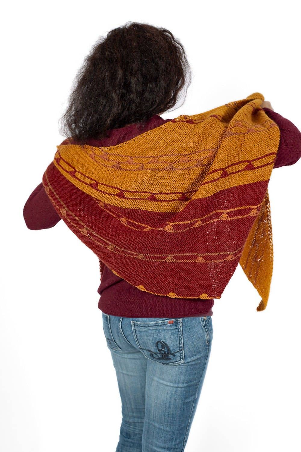 Rückansicht von Frau mit gelb rotem Tuch aus der feinen Finkhof Sockenwolle aus bio Wolle (kbT) über den Schultern