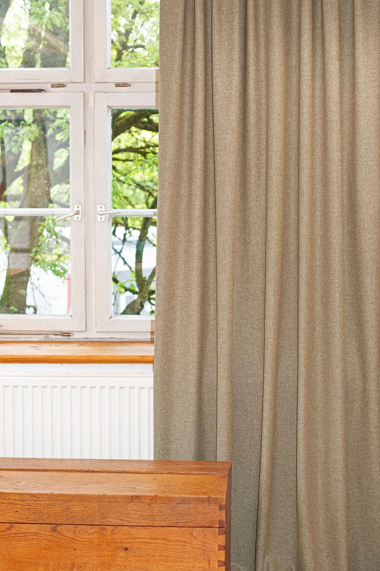 Fenster mit Vorhang aus beigem Loden