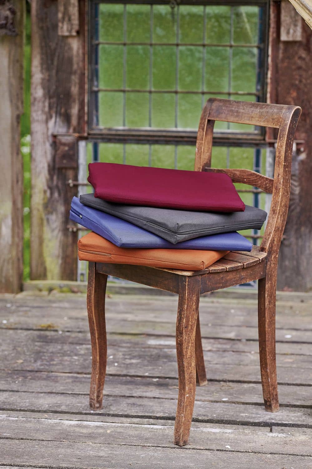 Keilkissenbezug 35 x 40 cm Keilkissenbezüge vom Finkhof in verschiedenen Farben aus bio Baumwolle (kbA) auf braunem Holzstuhl