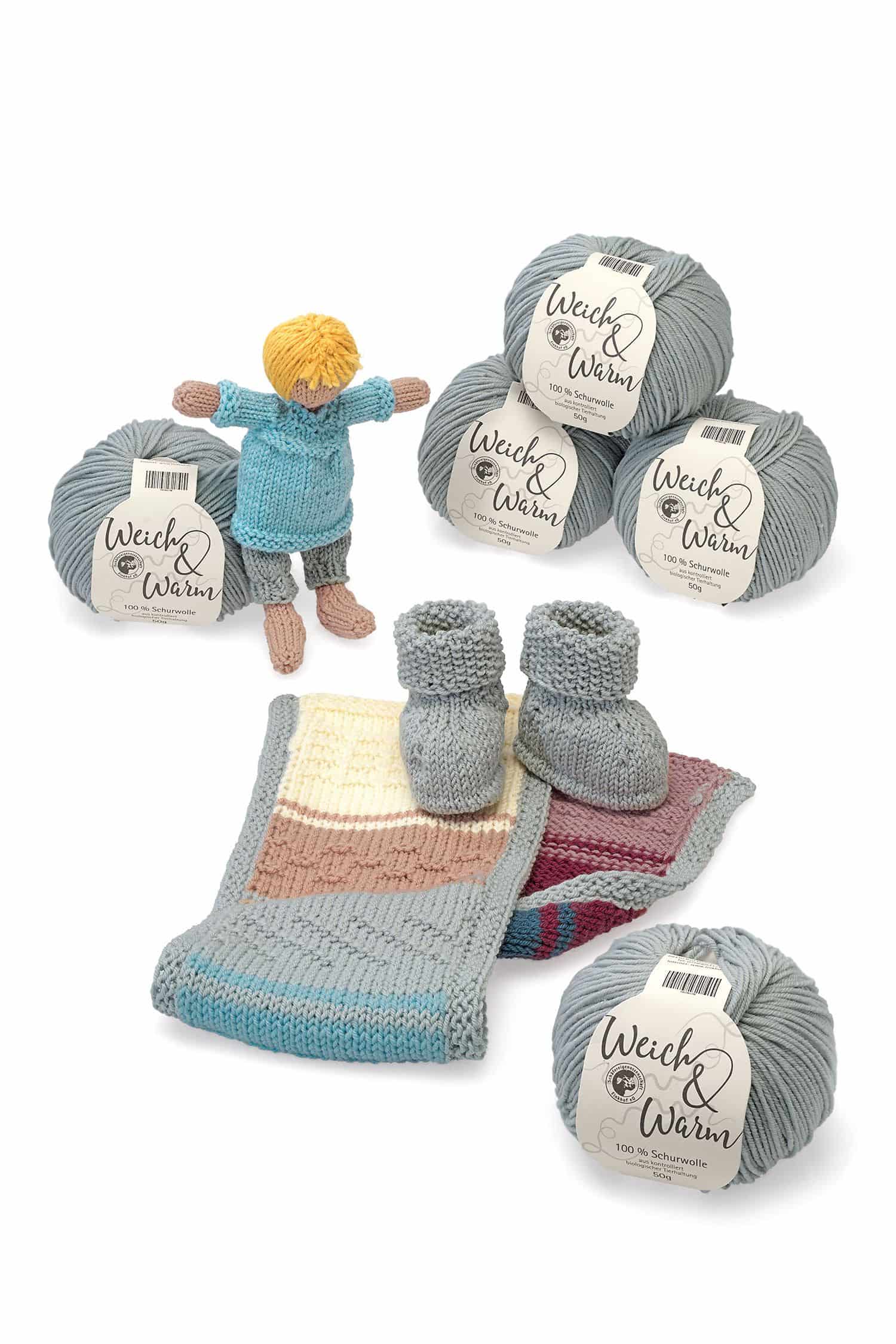Finkhof Merinowolle Weich&Warm in silber aus bio Wolle (kbT) als Knäule mit Puppe, Decke und Babyschuhen daneben