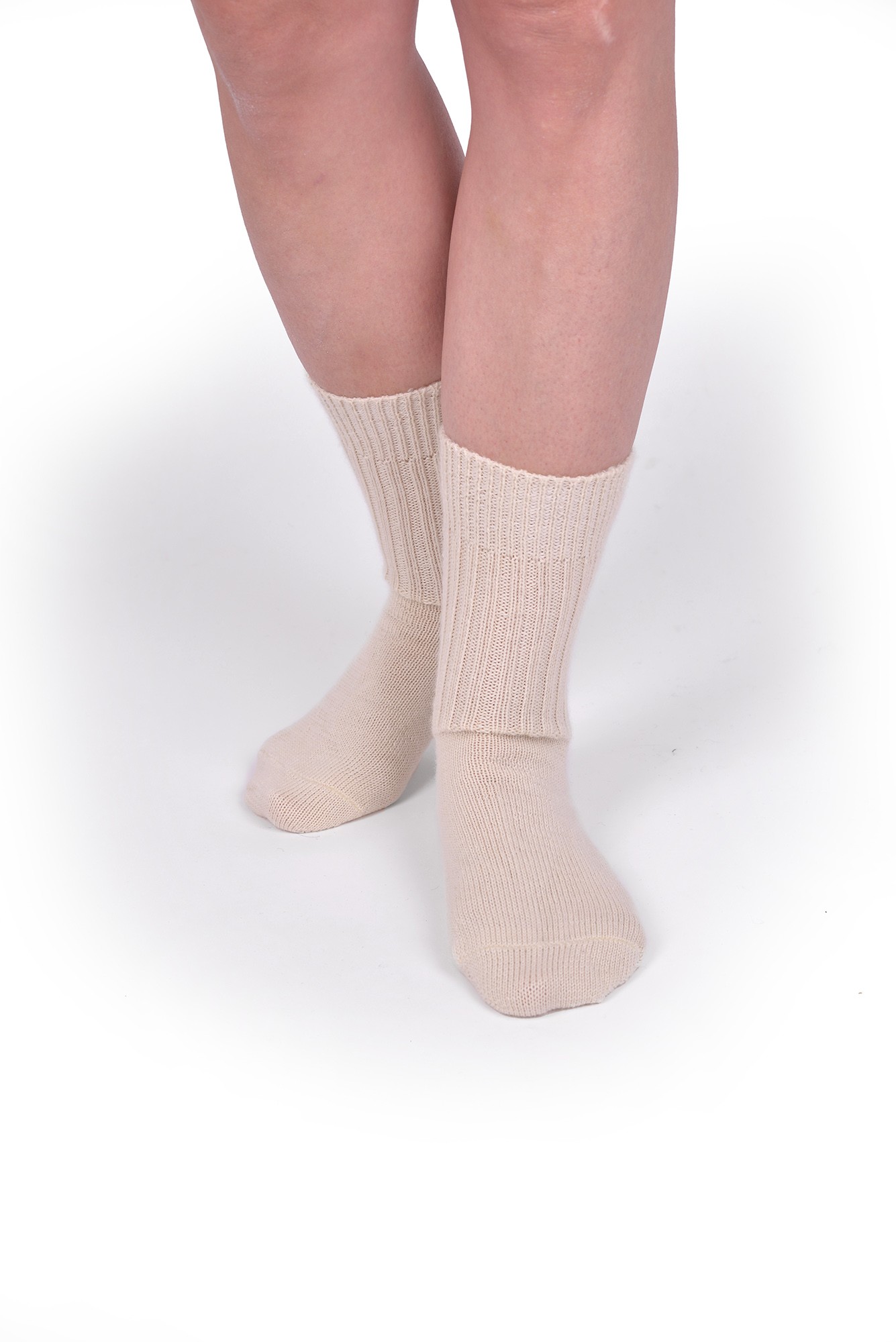 Mittlere Wollsocken aus reiner Bio-Schurwolle Rückansicht von naturweißen mittleren Wollsocken aus bio Wolle (kbT) vom Finkhof