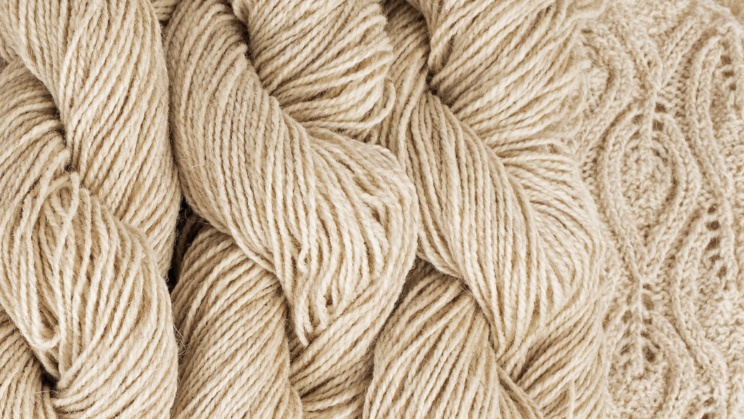 Regionale süddeutsche Finhof Bio Fuchswolle Schafwolle dick ungefärbt mit Strickbeispiel