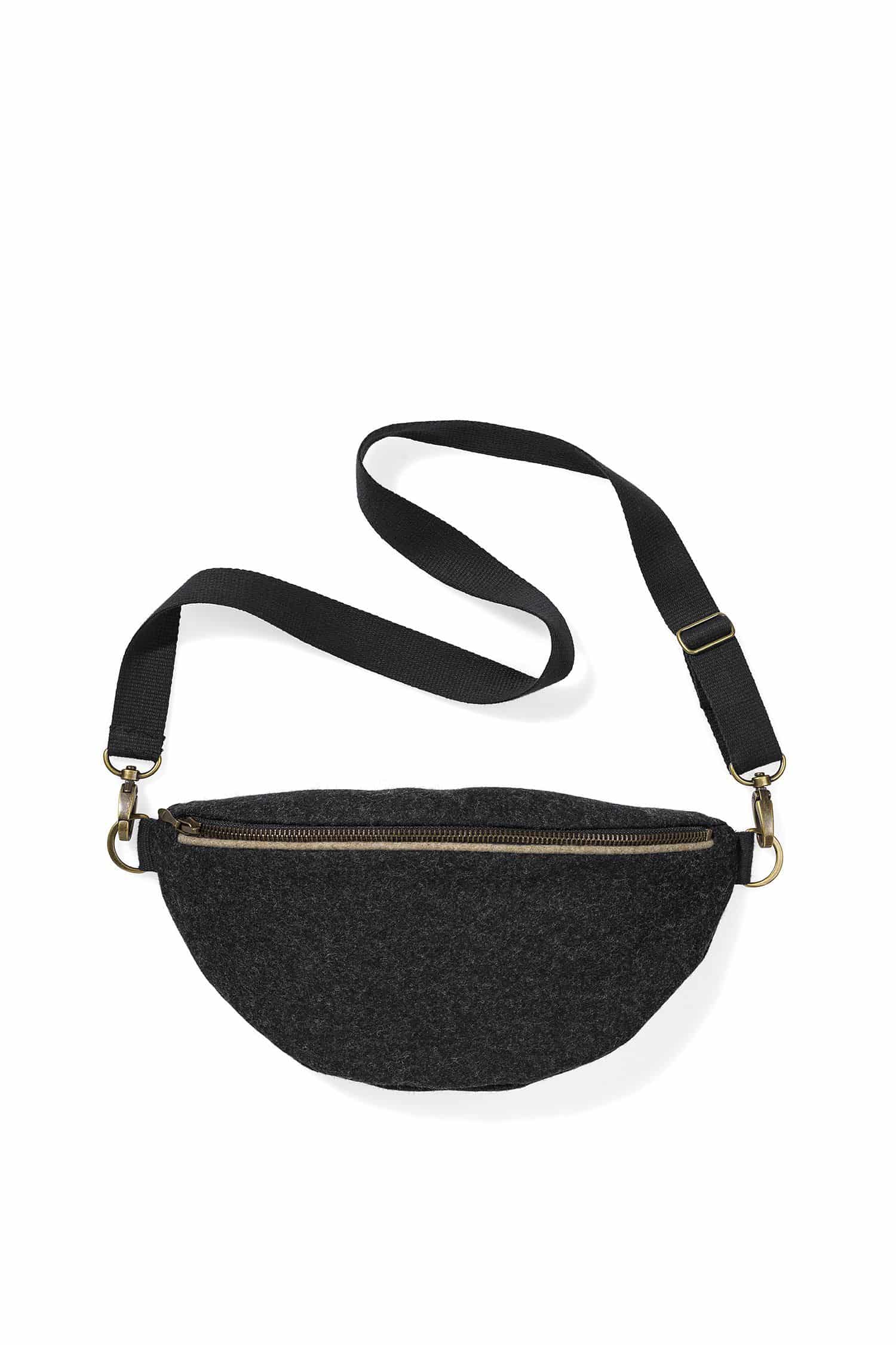 anthrazitgraue Hüft- und Schultertasche aus Loden (Webstoff aus Schurwolle) vom Finkhof, Freisteller